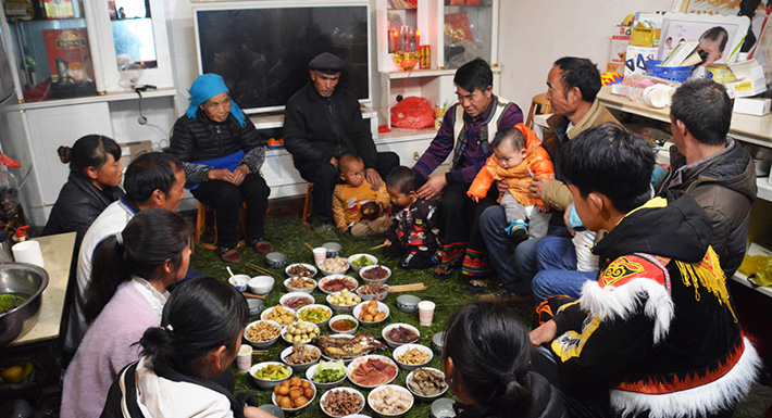 云腿餐桌放 松針上的彝家年味